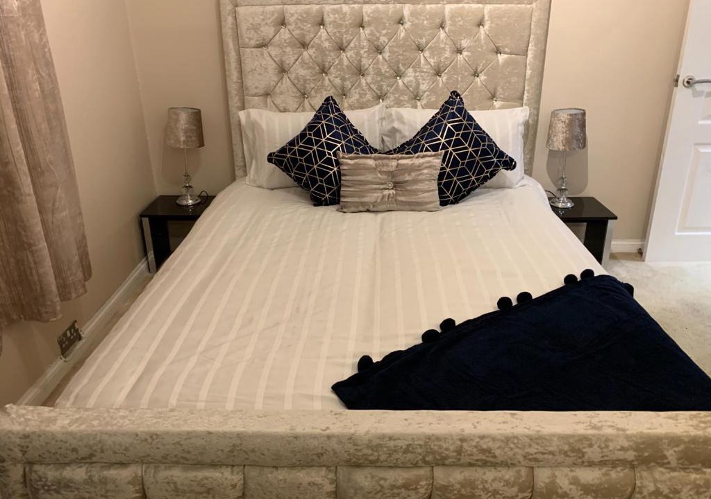 Dunfermline Apartment | Dunfermline GF flat, 5 min walk to Train St. and High St.