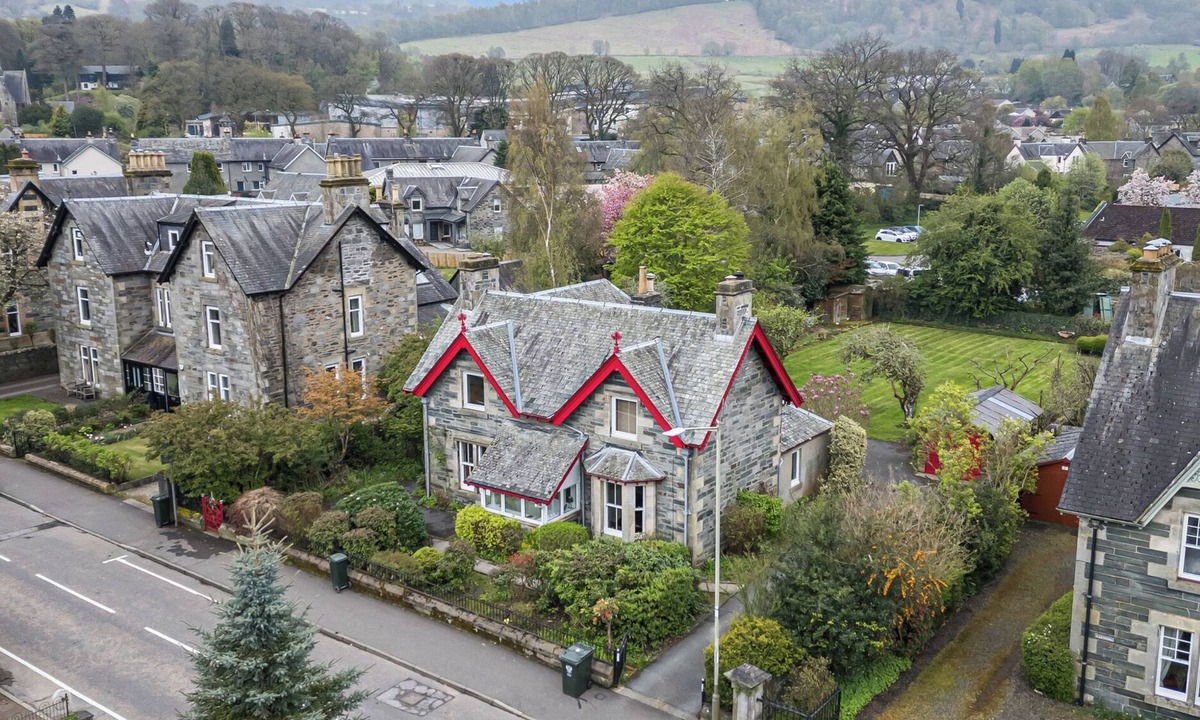Aberfeldy House | EDENGROVE, pet friendly, with open fire in Aberfeldy