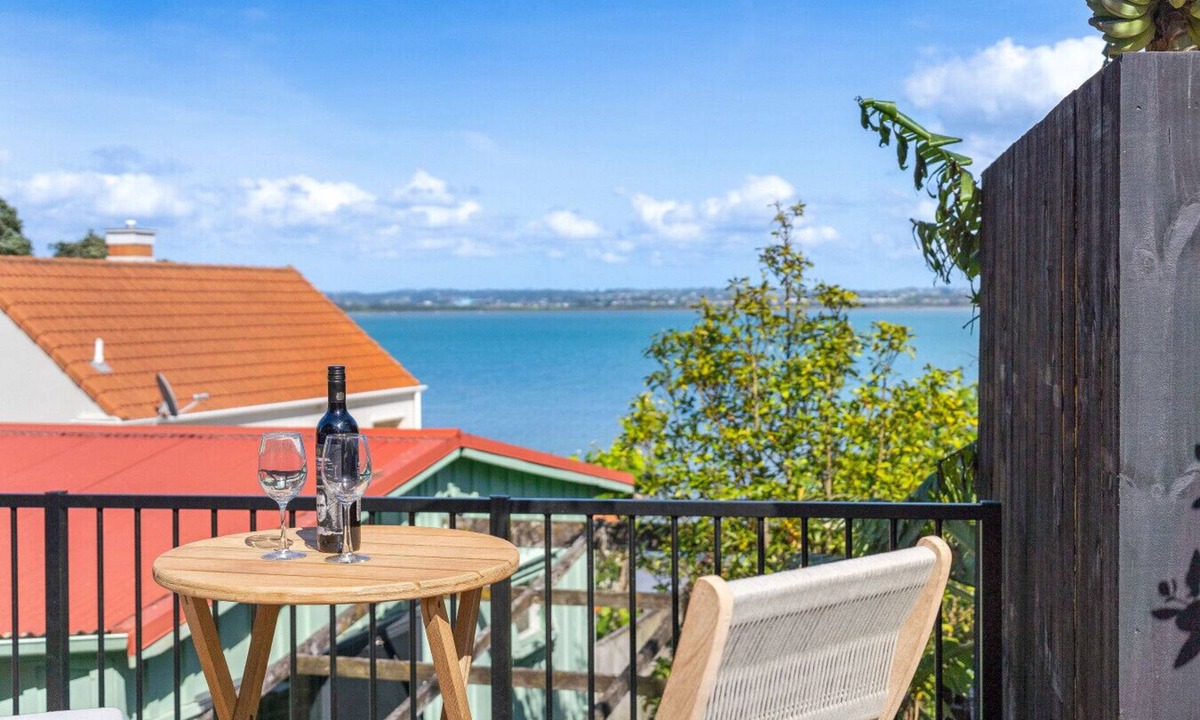 Point Chevalier Apartment | Elegant Coastal Studio with Beach Access & Ocean Views
