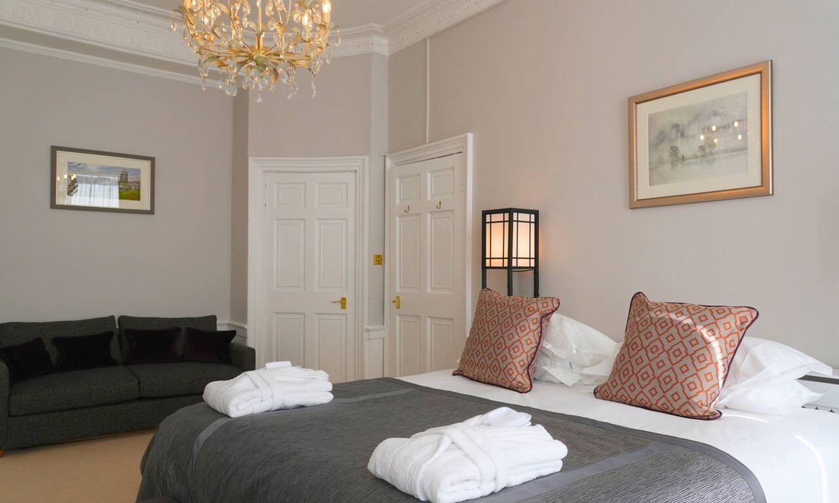 Newington Apartment | Elegant historic Edinburgh apartment with space for ten in a prime city location