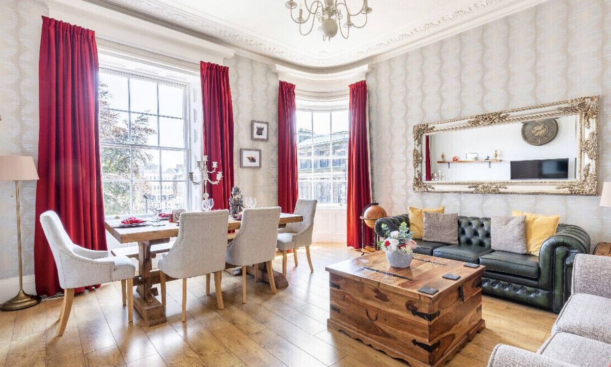 Ayr Apartment | Elegant Townhouse in Central Ayr. Close to Racecourse, Beach & Golf Facilities