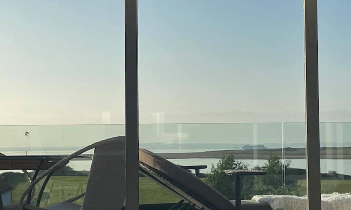 Aberlady House | Enjoy golf & beaches in Luxury Home with Hot Tub & Sea view, near North Berwick