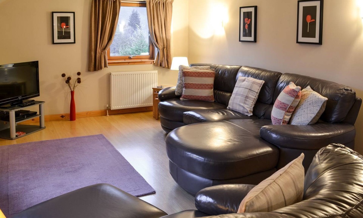 Kinlochleven Cottage | Enjoy stunning views of mountains, lochs and glens from this delightful apartment, which lies in a v