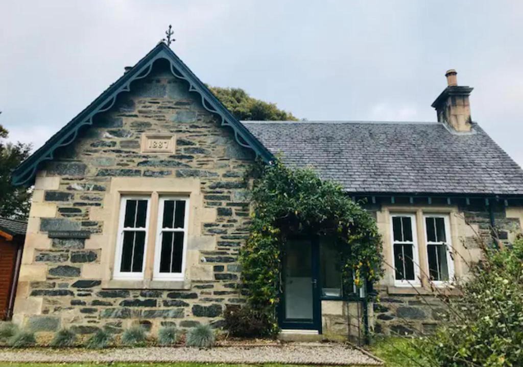 Birnam House | Erigmore Spa Cottage - A cosy cottage located in a countryside park with WIFI and access to swimming pool