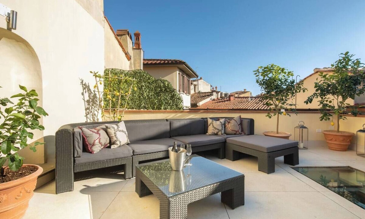 San Frediano Apartment | Exclusive Florence Getaway with Jacuzzi, Terraces & Concierge Services