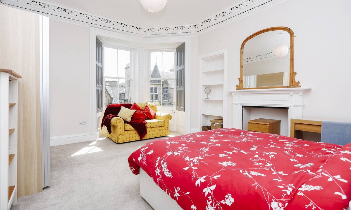 Old Town Apartment | Fabulous 5 double Bedroom apartment Edinburgh Old Town by Avoriazchalets