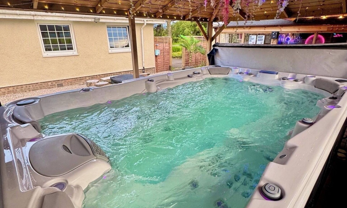 Glasgow House | FINN VILLAGE Mountain View Cottage Garden & XXL HOT TUB