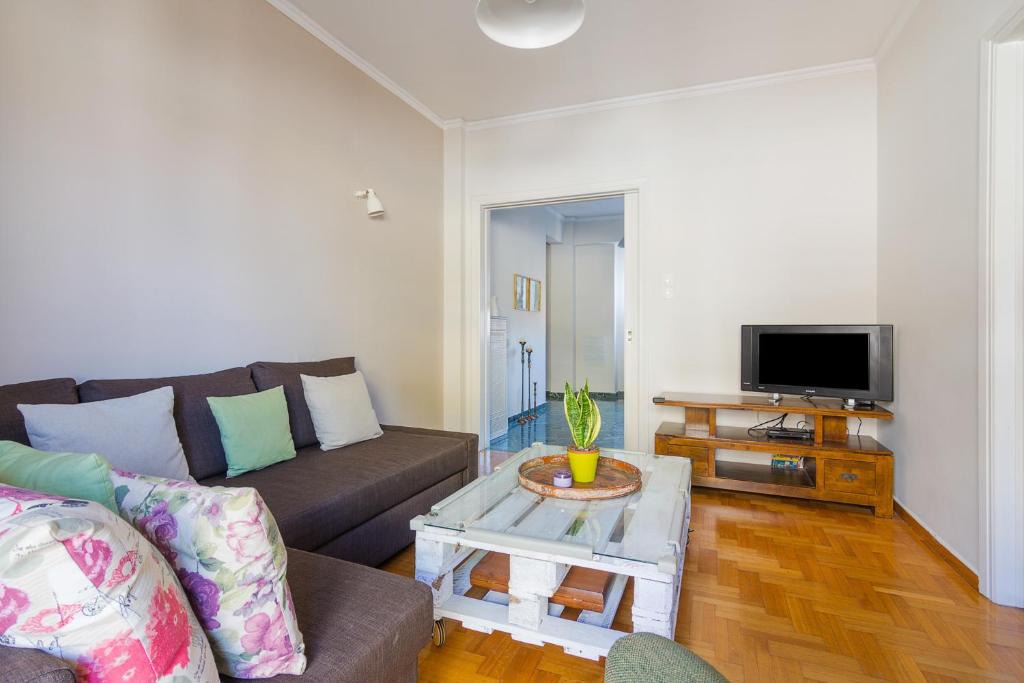 Athens City Centre Apartment | Floral and Stylish apt for 4ppl next to metro