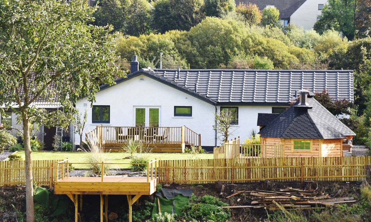 Barrhead House | Gateside View - Country home at the edge of the city with BBQ hut and amazing views
