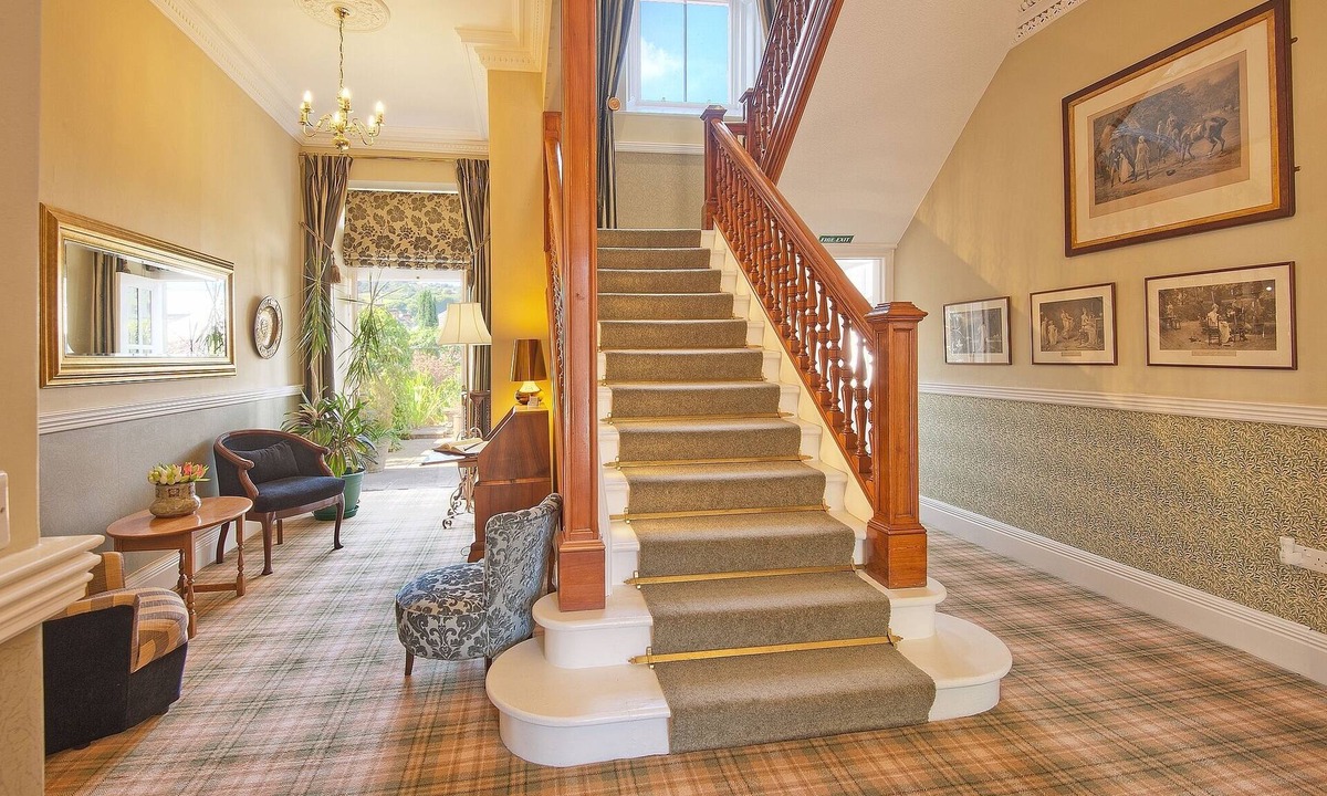 Newcastleton House | Georgian Manse, sleeps 10, 5 star, 5 bedrooms, 4 bathrooms, WIFI, dog friendly