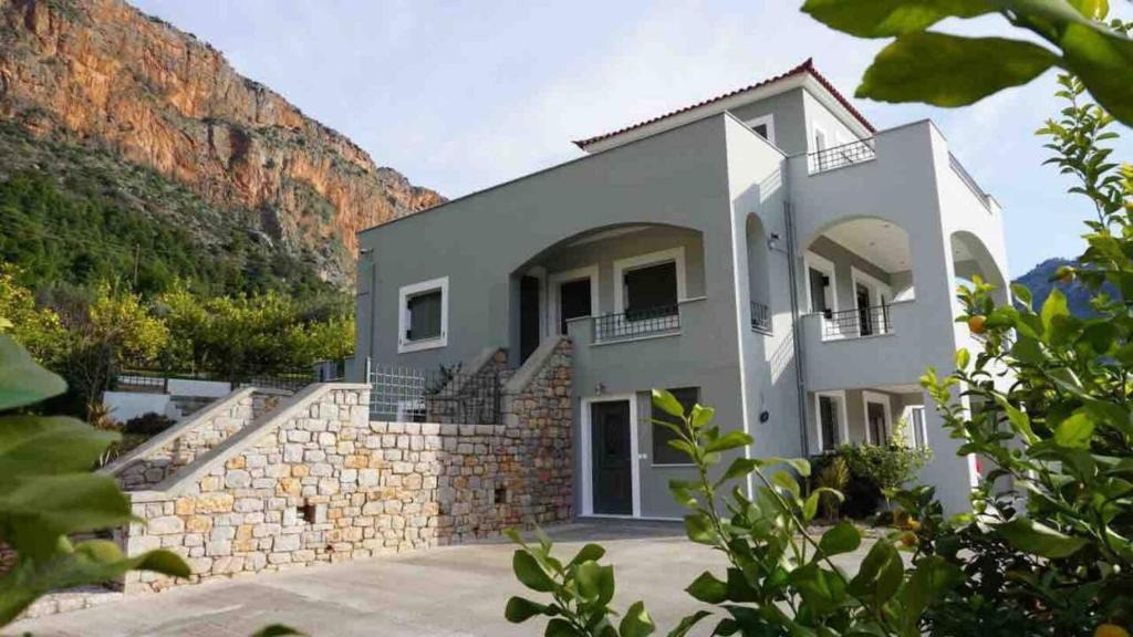 Leonidio House | Giorgos’s Luxury Apartment.