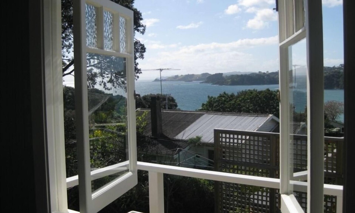 Oneroa House | Gorgeous Plum Tree Cottage