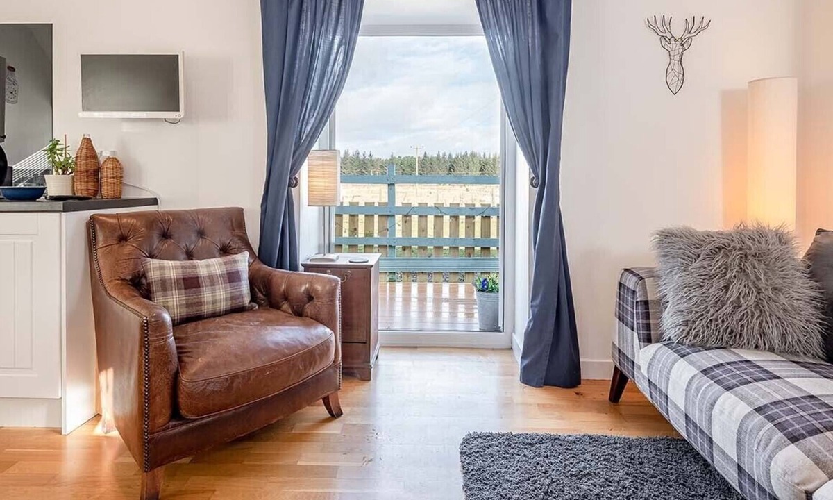 Ladybank Cottage | Gorgeous, romantic countryside bothy in courtyard with hot tub