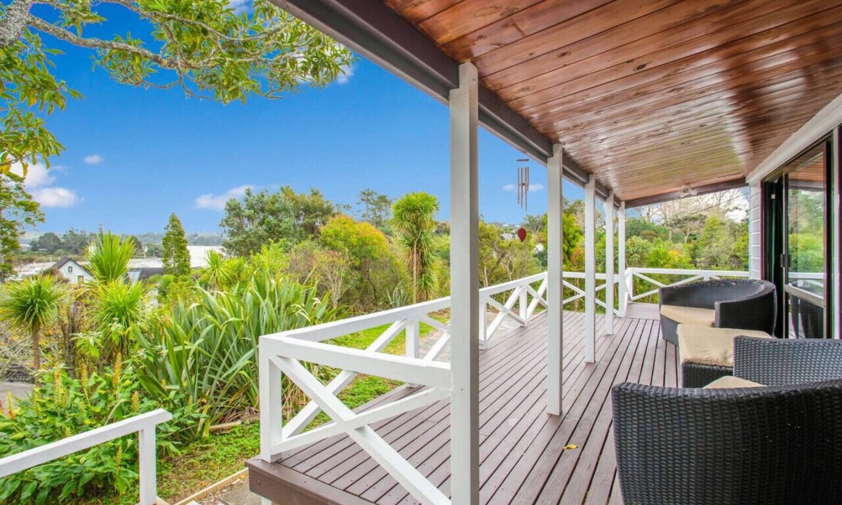 Greenhithe House | Greenhithe Hidden Gem with Sea Views and Parking