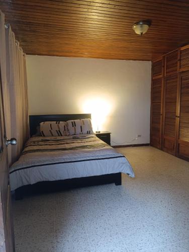 Pavas House | Habitación con baño, parqueo y seguridad