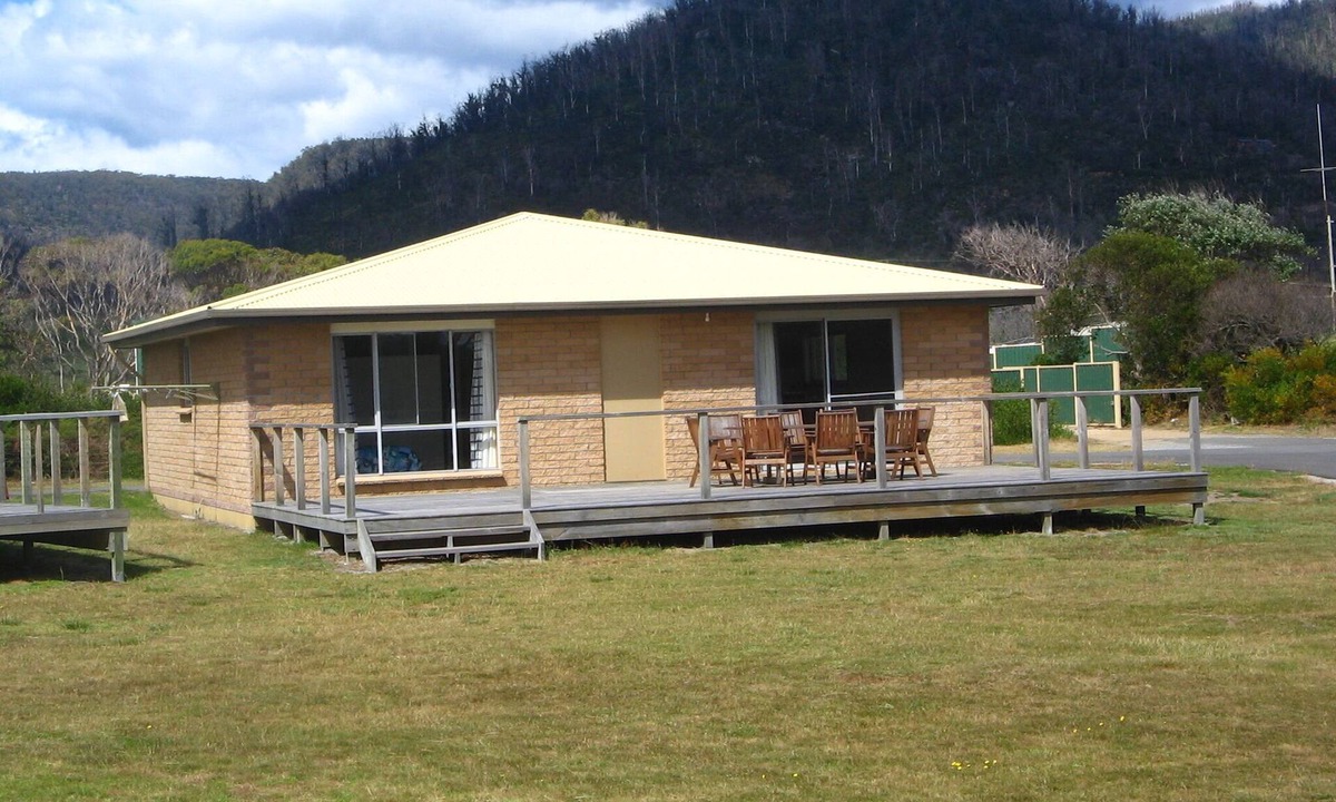Four Mile Creek Resort | Heated outdoor pool . 25min from Bicheno and St Helens .