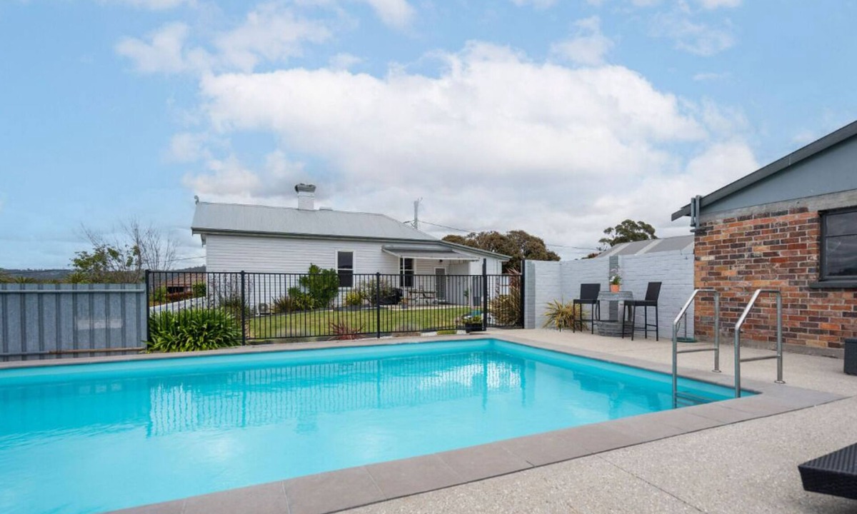 Gravelly Beach House | HENDERSONS in Gravelly Beach