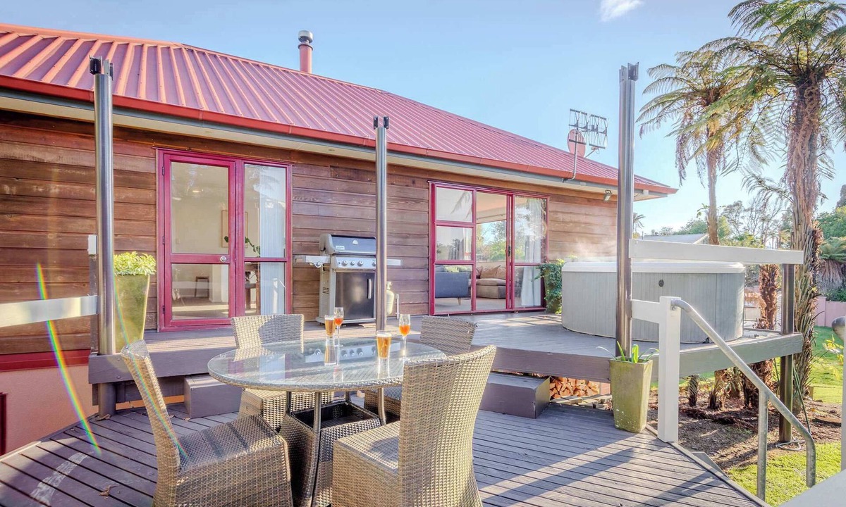 Lynmore House | Hilton Retreat | Lynmore Location with Spa Pool