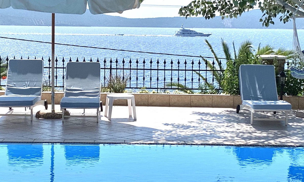 Nimfea House | Holiday Home 'Beach Villa Alonissos For 4 People' with Shared Pool, Wi-Fi and Air Conditioning