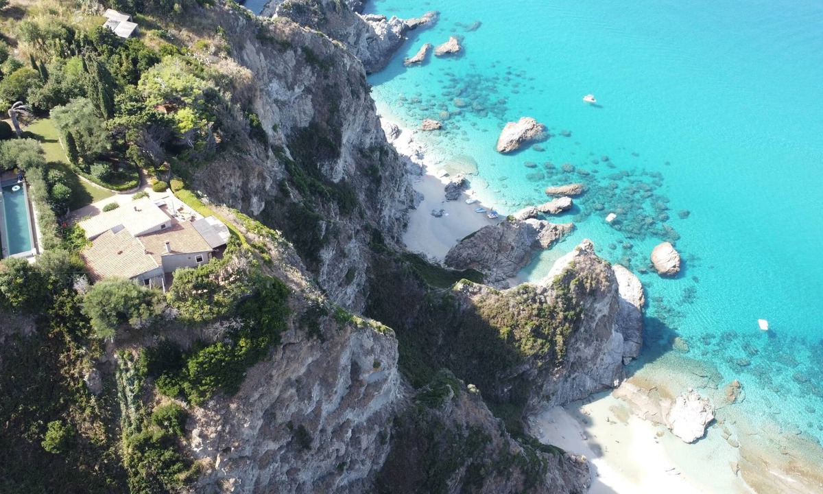 Ricadi Villa | House on the cliff, with private pool and steps to the beach