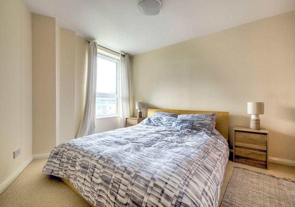 Newhaven Apartment | Huge Two Bed Apartment with Balcony at The Shore