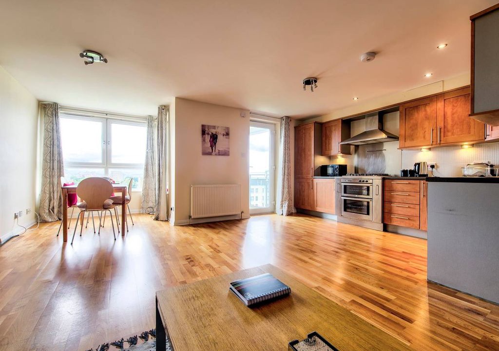 Newhaven Apartment | Huge Two Bed Apartment with Balcony at The Shore