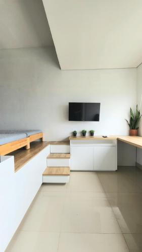 Kedungmanggu Apartment | Ikiru Sanctuary - 1 King Bed with Mountain View