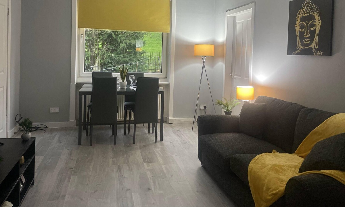 Cardonald Apartment | Immaculate 3-Bed Apartment in Glasgow close to M8