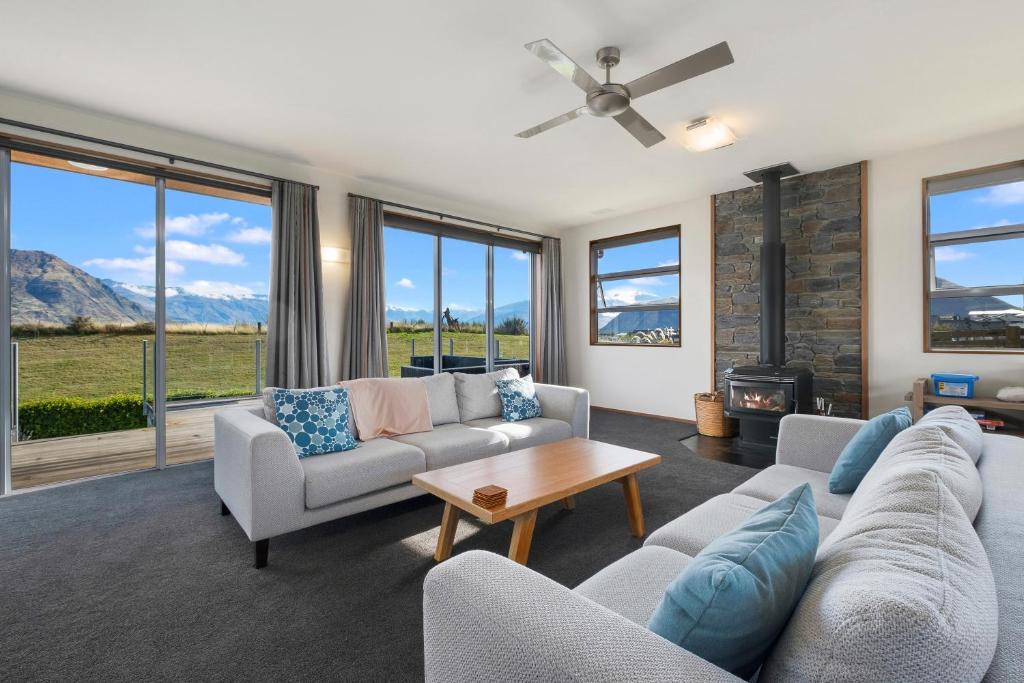 Wanaka House | Infinity Views - Modern Wanaka Holiday Home