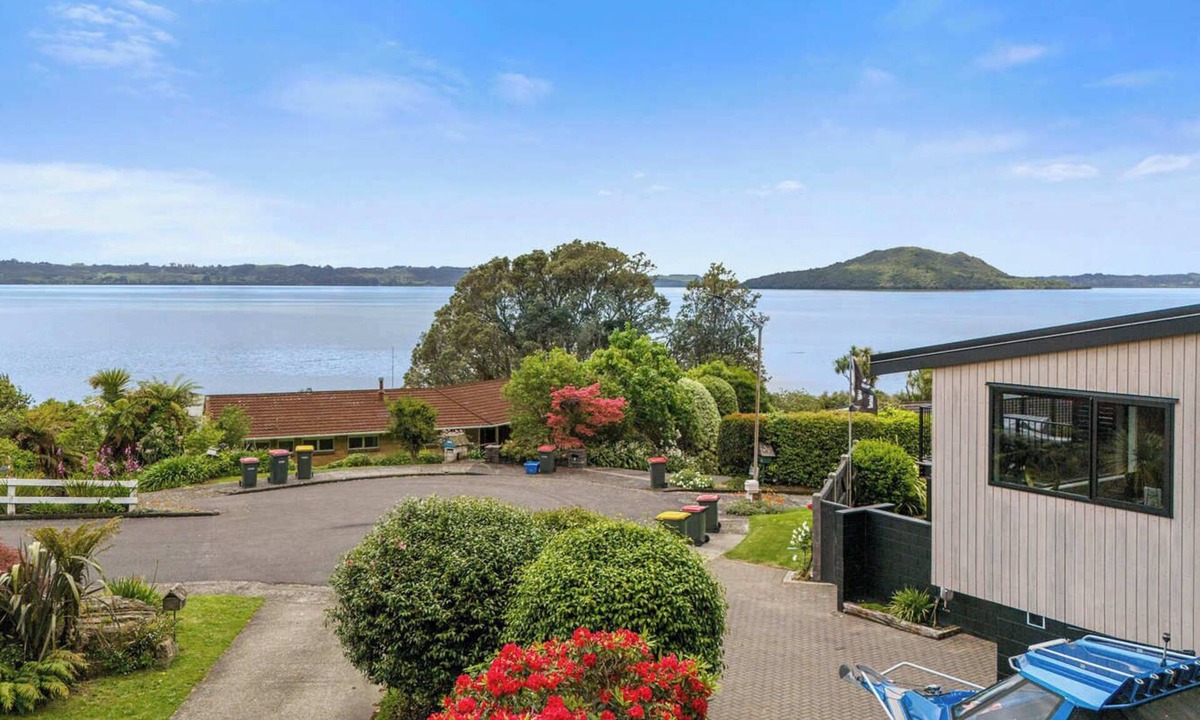 Kawaha Point House | Inn Manahi - Sun Deck and Great Lake Views