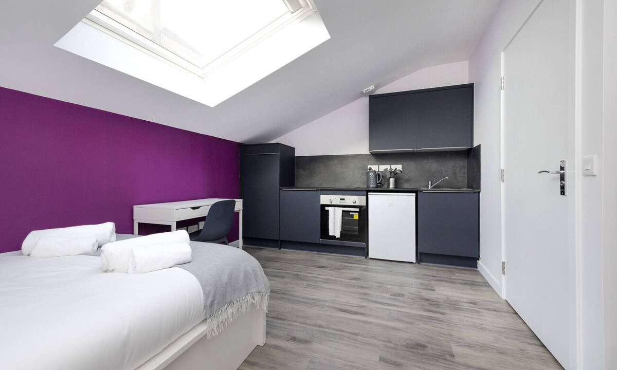 Newington Apartment | JOIVY Deluxe studio with desk near The Meadows