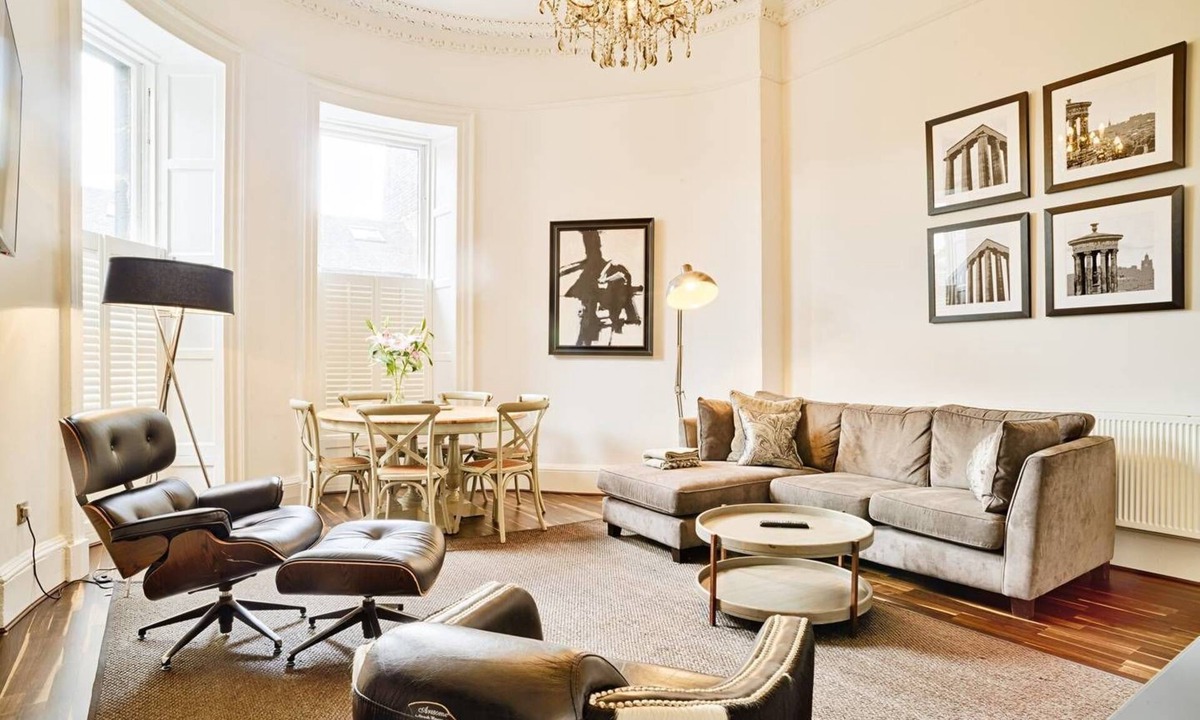 New Town Apartment | JOIVY Luxury George Street Apartments: Edinburgh Suite