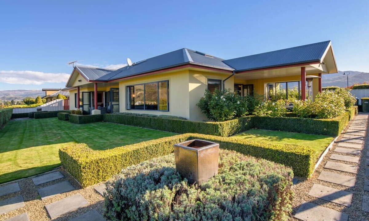 Lowburn Cottage | Kawarau Bay View - Cromwell Holiday Home