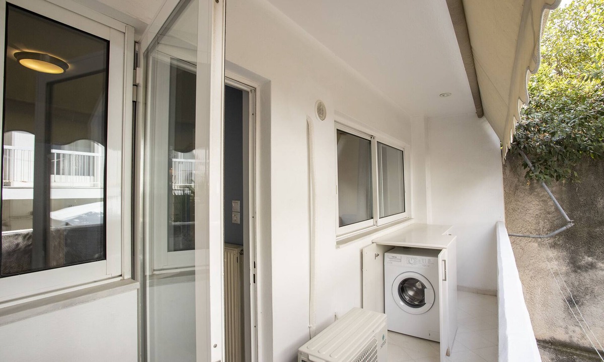 Neapoli Apartment | Kolonaki 2 Bedroom Balcony and Parking