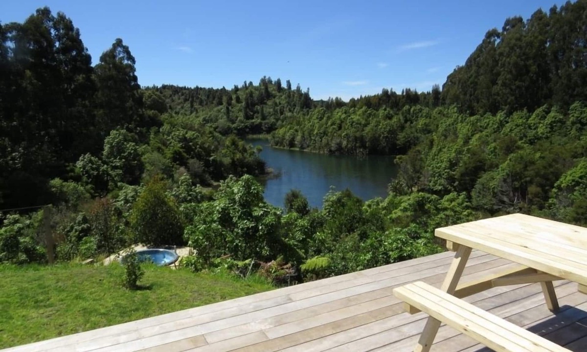 Okere Falls House | Lake edge on Rotoehu - stunning bush setting - The Barefoot Lodge