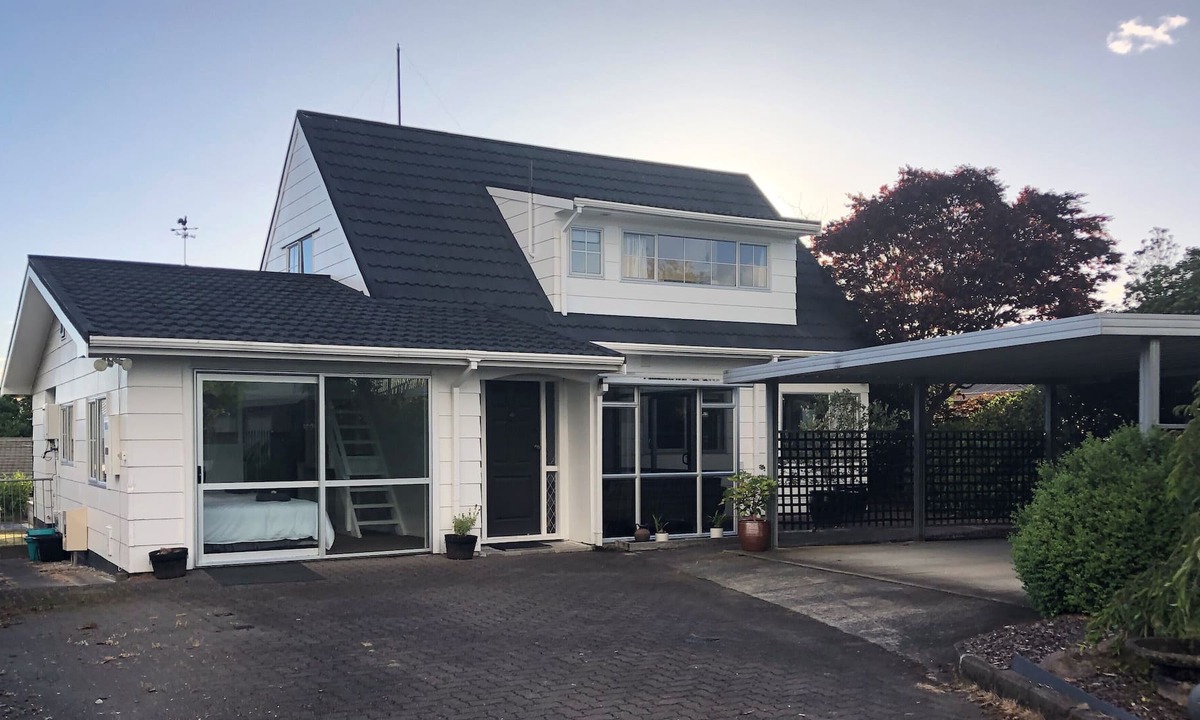 Nukuhau House | Lake & Mountain Views walking distance to CBD