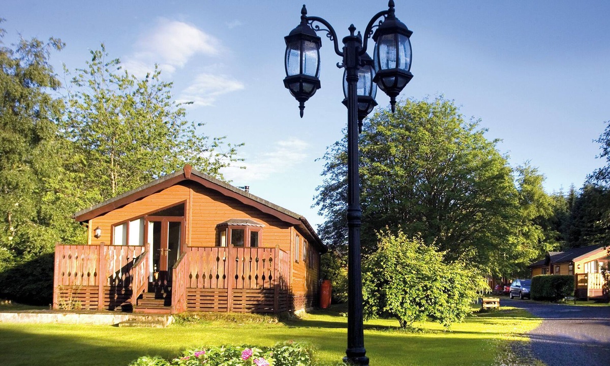 Selkirk Ski Chalet | Log cabin with one double with en suite shower and two twin.