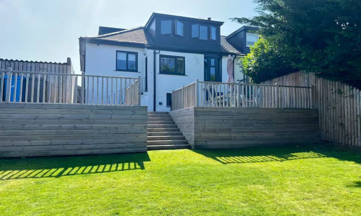 Giffnock House | Luxury 3 Bed House in Giffnock. Big Garden & Drive - Pass the Keys