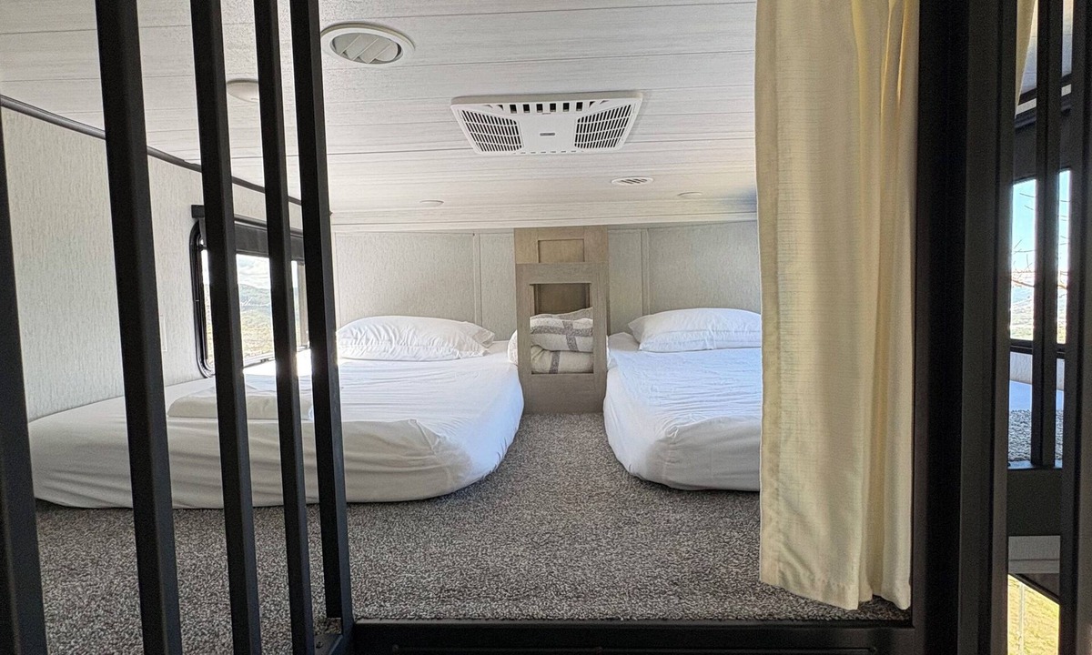 Ciudad Colon House | Luxury camper with a spectacular view, surrounded by nature.