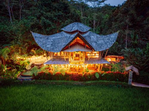 Selat Villa | Luxury Nyan Bamboo House Sidemen