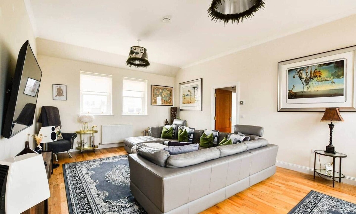 Kirkcaldy Apartment | Luxury Seaview Gated Penthouse- Near Edinburgh.