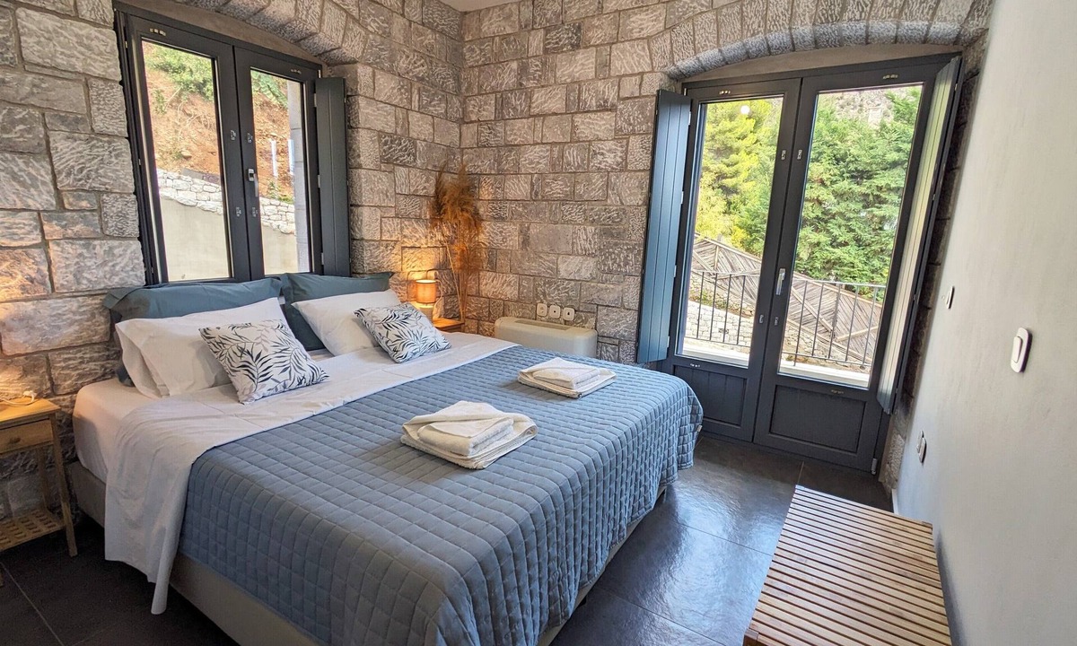 South Kynouria Apartment | Mad Wall Apartment . A breathtaking gem in the Peloponnese!