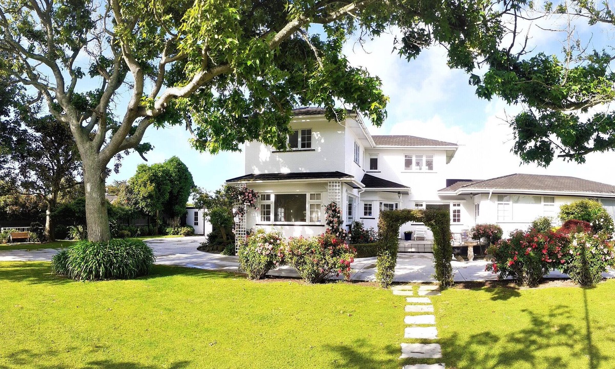 Hawera House | McArthur Park with views of Mt. Taranaki