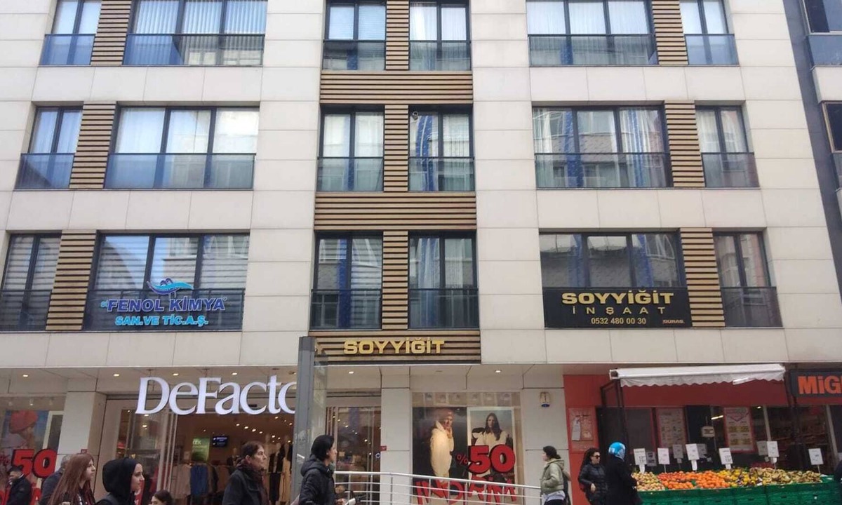 Kucukcekmece Apartment | Merkezi konumda çarşının tam üstünde ulaşımı kolay modern daire