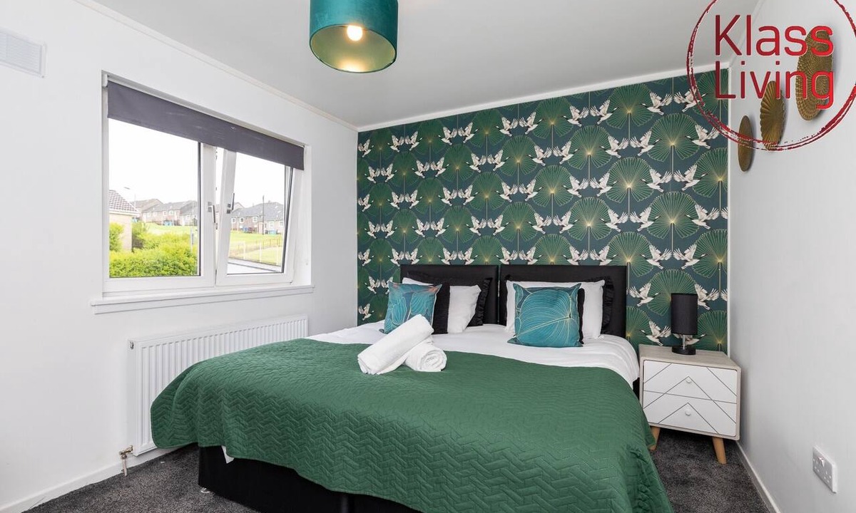 Coatbridge House | Modern 2 bedroom house with on street parking