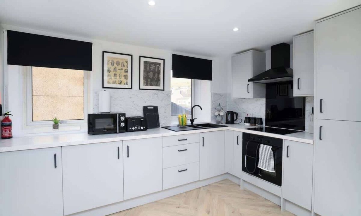 Galashiels Apartment | Modern 5 BED-2 BATH Apartment - by Holiday Homes