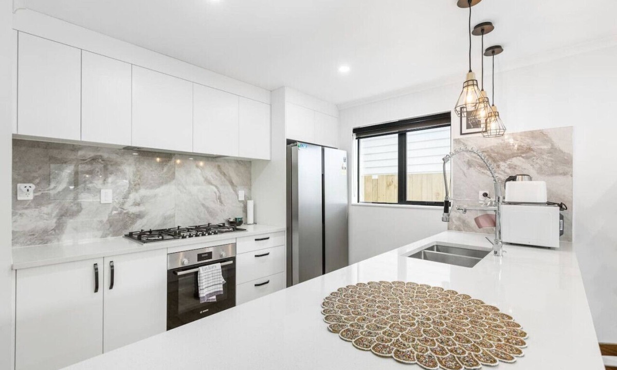 Mangere House | Modern 5BR in Mangere | 6 mins from the Airport