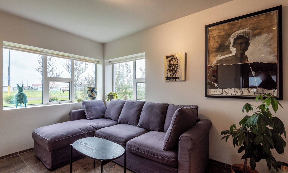 Stokkseyri Apartment | Modern Apartment with contemporary art & hot tub