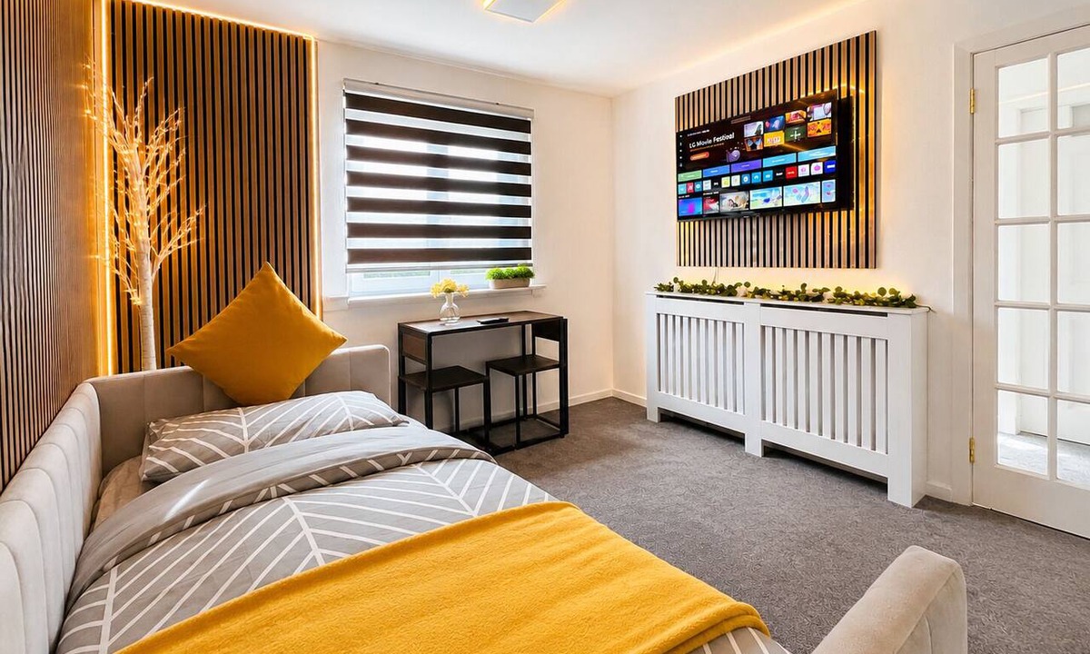 Cowdenbeath Apartment | Modern Entire Apartment- Self CheckIn Free Parking