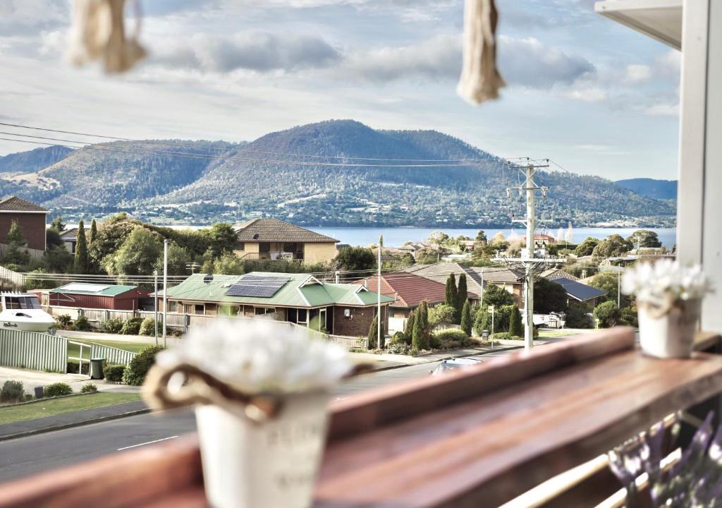 Rosetta House | Modern holiday home in Hobart - Stunning Mountain & Water views